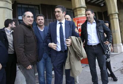 Patxi López, en el centro, junto a otros cargos socialistas en un acto celebrado en San Sebastián.
