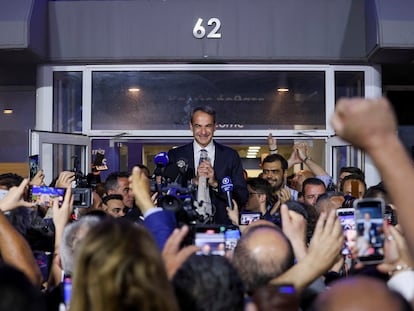 El primer ministro griego y líder del partido conservador Nueva Democracia, Kyriakos Mitsotakis, habla frente a la sede del partido, tras las elecciones generales, en Atenas (Grecia), el pasado domingo.