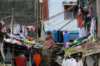 Un niño descansa sobre una tubería de acero en Marikina tras el paso del tifón Vamco, en la capital de Filipinas.