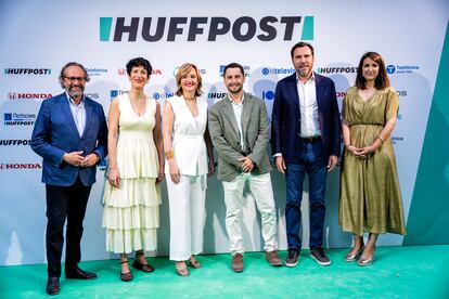 Juan Cantón, director de Prensa de PRISA Media; Elma Saiz, ministra de Inclusión; Pilar Alegría, ministra de Educación; David Fernández, director de El HuffPost; Óscar Puente, ministro de Transporte, y Laura Riestra, subdirectora de El HuffPost.