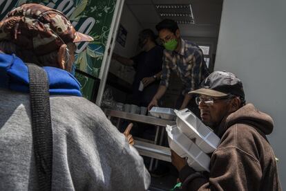 Personas de escasos recursos reciben comida de forma gratuita en el Parque de los Venados.