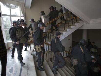 Uno de los activistas que ha participado en el asalto, Alexei Kariakin, ha indicado que la toma del edificio se ha llevado a cabo "de forma involuntaria" y sin heridos. "Planeábamos marchar pacíficamente, pero la Policía no nos dejó entrar. Nadie ha resultado herido, pero ha habido algunos rasguños", ha precisado. En la imagen, policía ucrania abandonan el edificio en Lugansk.