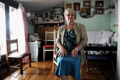 Aurelia Gigirey, en el interior de su vivienda mientras atendía a este periódico, ayer en Vitoria.