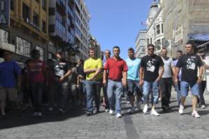 Un momento de la manifestación que los mineros han llevado a cabo hoy por las calles de León, en protesta contra las políticas de recortes del Gobierno.