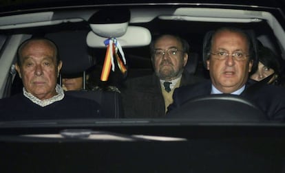 El torero Curro Romero (i) y el escritor Antonio Burgos (c) a su salida esta tarde al Palacio de Dueñas tras visitar a la duquesa de Alba