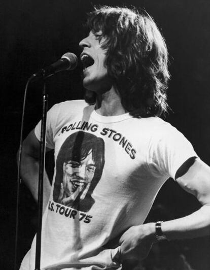 Mick Jagger lucía esta camiseta de los Rolling con su cara en el centro en uno de los conciertos del grupo en 1975.