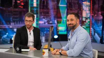 Pablo Motos y Santiago Abascal, a la derecha, durante una entrevista en el programa 'El Hormiguero', de Antena 3, en 2019.