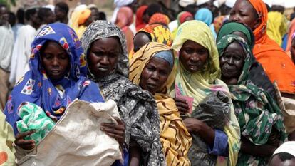 Varias mujeres sudanesas hacen cola para obtener comida en el campamento de refugiados de Kass, al sur de Darfur, en 2004. 