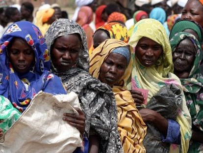 Varias mujeres sudanesas hacen cola para obtener comida en el campamento de refugiados de Kass, al sur de Darfur, en 2004. 