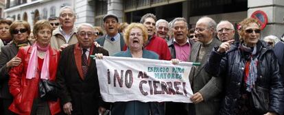 Un centenar de jubilados protesta en la puerta de Caja Madrid.