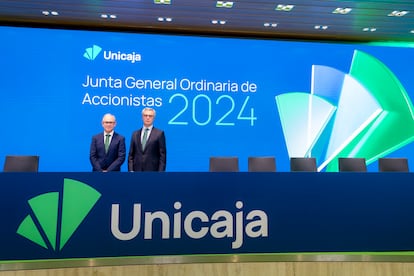 De izquierda a derecha, el CEO de Unicaja, Isidro Rubiales y el nuevo presidente no ejecutivo, José Sevilla, durante la Junta General Ordinaria de accionistas de 2024.