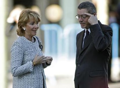 La presidenta de la Comunidad de Madrid, Esperanza Aguirre (i), conversa con el alcalde madrileño, Alberto Ruiz- Gallardón (d), antes del inicio del desfile militar que conmemora la fiesta nacional del Doce de Octubre, en Madrid.