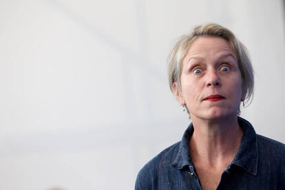 Frances McDormand bromea con los fot&oacute;grafos en la presentaci&oacute;n de &#039;Tres carteles en las afueras de Ebbing, Misuri&#039;.