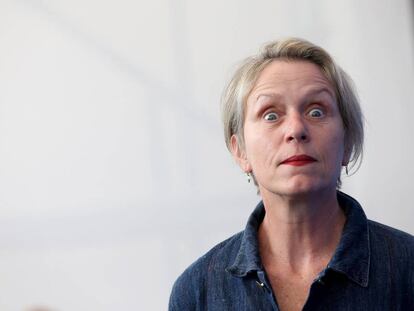 Frances McDormand bromea con los fotógrafos en la presentación de 'Tres carteles en las afueras de Ebbing, Misuri'.