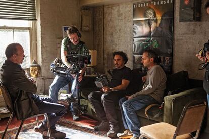 En la imagen, Iñárritu y miembros de su equipo controlan el proceso de una escena de 'Birdman'. Frente a ellos su protagonista, Michael Keaton. La película ha sido nominada a nueve Oscar, entre ellos mejor película y mejor director.