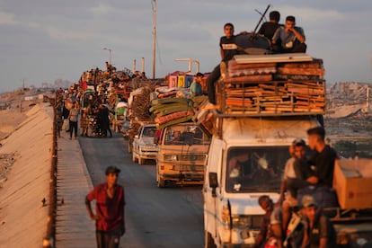 Personas desplazadas huyen del norte de Gaza por la carretera costera hacia el sur del enclave, el pasado jueves. 