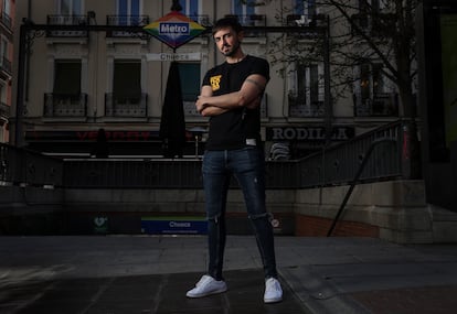 Isaac Parejo, cuyo nombre en YouTube es Infovlogger, en la plaza de Chueca, en Madrid.