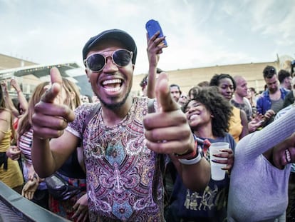 Varios jóvenes disfrutan de las primeras actuaciones del Sónar 2018.