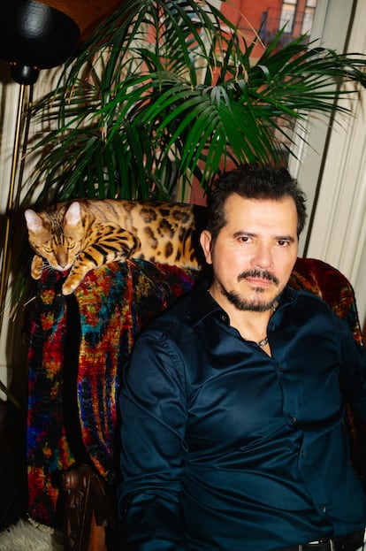 John Leguizamo posa con Leo, el gato bengalí que vive en su casa de Nueva York.