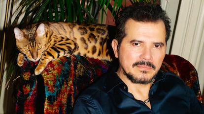 John Leguizamo posa con Leo, el gato bengalí que vive en su casa de Nueva York.