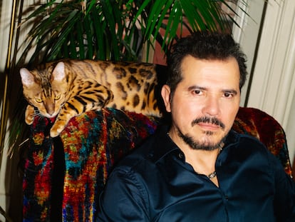 John Leguizamo posa con Leo, el gato bengalí que vive en su casa de Nueva York.