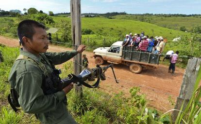 Un miembro de las FARC, en un control en Caqueta. en 2012.