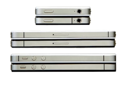 La posición de los cortes de las antenas diferencian al iPhone 4S (arriba) de su antecesor.