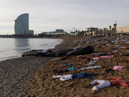 La ONG Open Arms transforma la playa de la Barceloneta en el escenario del naufragio de las más de 2.600 personas ahogadas en el mar Mediterráneo.