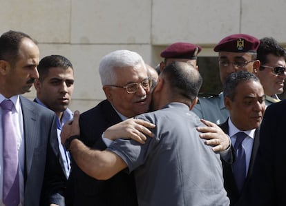 El presidente palestino Mahmoud Abas abraza a uno de los presos palestinos liberados por Israel a su llegada a Cisjordania.