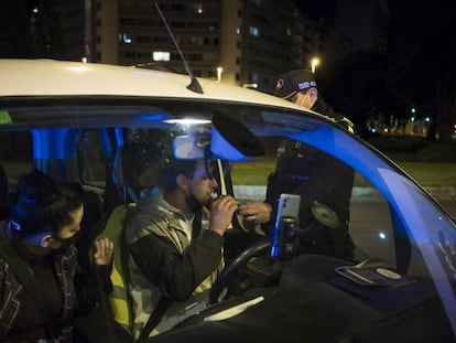 Controles policiales en la Plaza Francesc Macià de Barcelona.