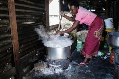 Una mujer prepara 'Ugali', una comida típica hecha de harina de maiz, en la isla de Migingo.
