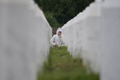 El cementerio del mausoleo de Potocari alberga ahora los restos de 6.066 personas, exhumadas a lo largo de los años de diferentes fosas comunes en el este de Bosnia, e identificados mediante análisis de ADN.