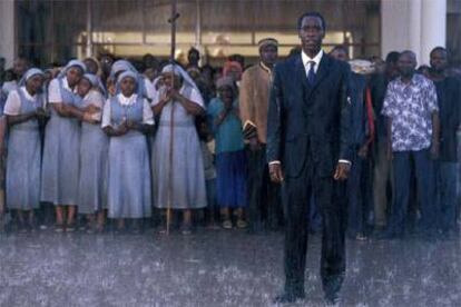 Don Cheadle, en primera línea, en una secuencia de <i>Hotel Rwanda<i>.