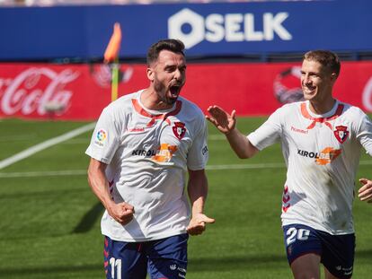 Enric Gallego celebra el primer gol de Osasuna.