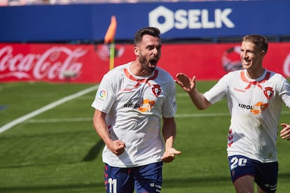 Enric Gallego celebra el primer gol de Osasuna.