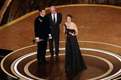 Clement Ducol, Jacques y Camille Audiard aceptan el Oscar a la mejor cancin original por 'El Mal' de 'Emilia Prez', este 2 de marzo. 