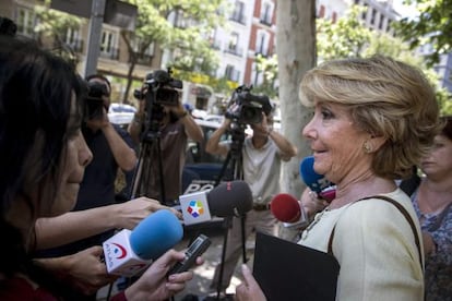 PP mayoral candidate Esperanza Aguirre talks to the press after meeting with Ciudadanos contender Begoña Villacís to discuss post-election scenarios.