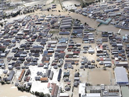 Este domingo, una zona residencial en Koriyama se inundo después del tifón Hagibis, prefectura de Fukushima (Japón).