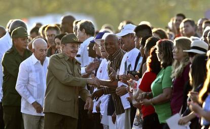 Meio século depois, o espírito rebelde do Che, com suas luzes e sombras, continua mantendo o magnetismo da utopia dos anos românticos da Revolução. Nesta foto, o presidente cubano Raúl Castro participa neste domingo, 8 de outubro, de um ato que celebra os 50 anos da morte de Che, em Santa Clara (Cuba).