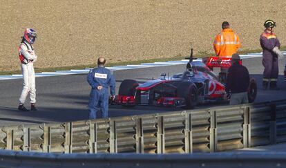 Button observa su monoplaza averiado en Jerez.