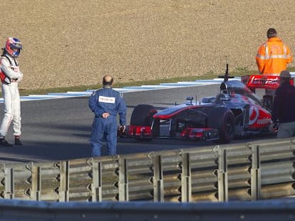 Button observa su monoplaza averiado en Jerez.