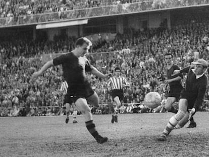 Kubala marca el primer gol ante Carmelo en la final de Copa de 1953.