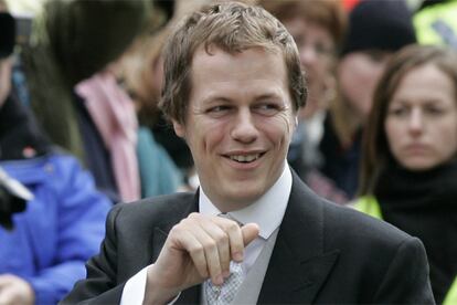 Tom Parker Bowles es hijo de Camilla y junto al príncipe Guillermo ha ejercido de testigo de la boda civil de su madre con Carlos de Inglaterra. En la foto, a su llegada al Guildhall, el salón consistorial de Windsor donde se ha celebrado la ceremonia.