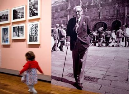 Imagen de la exposición inaugurada en Ferrol, donde aparece una fotografía de Torrente Ballester en la plaza Mayor de Salamanca.