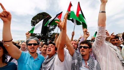 Un grupo de personas, en Estambul, protesta contra el ataque israelí contra un convoy con ayuda humanitaria destinada a Gaza.