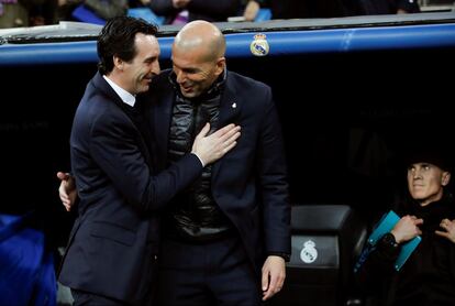 El entrenador del Real Madrid, el francés Zinedine Zidane (d), saluda al del Paris Saint Germain, el español Unai Emery.