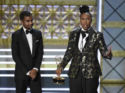 Aziz Ansari y Lena Waithe, ganadores del Emmy al mejor guion de comedia por el capítulo 'Acción de Gracias' de 'Master of None'.