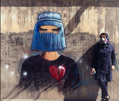 Shamsia Hassani, de 36 años, es la primera grafitera de Afganistán y ha sido reconocida como una de las artistas más prometedoras del mundo por varias publicaciones internacionales. Ni la represión de los talibanes ha conseguido detener la creatividad de Hassani, que retrata principalmente a mujeres en los muros de Kabul. Las protagonistas de sus obras a menudo parecen de otro mundo, pero los temas de los que habla son muy reales. Por ejemplo, en su serie 'Secret', las mujeres llevan burka, una prenda a menudo vista por el público occidental como una forma de opresión, pero que Hassani retrata como tejido transparente, símbolo de la fuerza femenina, para transmitir una opinión clara: el problema son las mentalidades opresivas, y no la ropa.