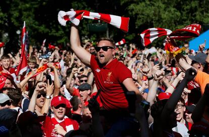 Aficionados del Liverpool en la ciudad de Kiev (Ucrania) antes de la final de la Champions League, el 26 de mayo de 2018.