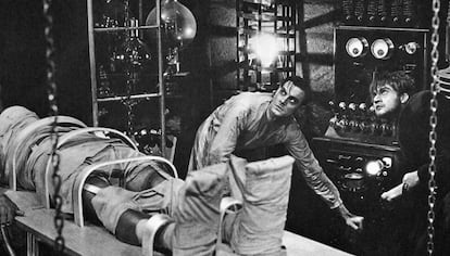 Colin Clive, como el Dr. Frankenstein, y Dwight Frye, como su asistente Fritz en una escena de la película de 1931 del Frankenstein de Mary Shelley.